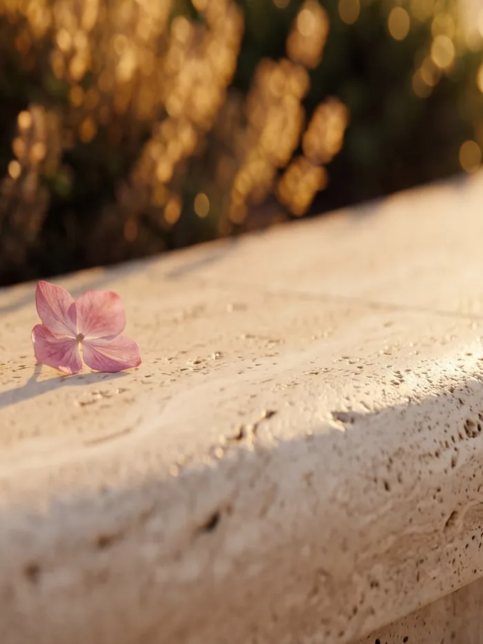 Travertine and flowers in the PARI Residence courtyard. Project visualisation
